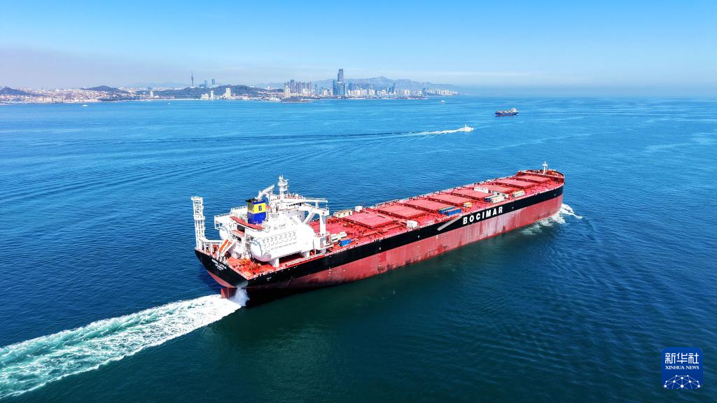 山东青岛:21万吨绿色燃料船舶启程海试