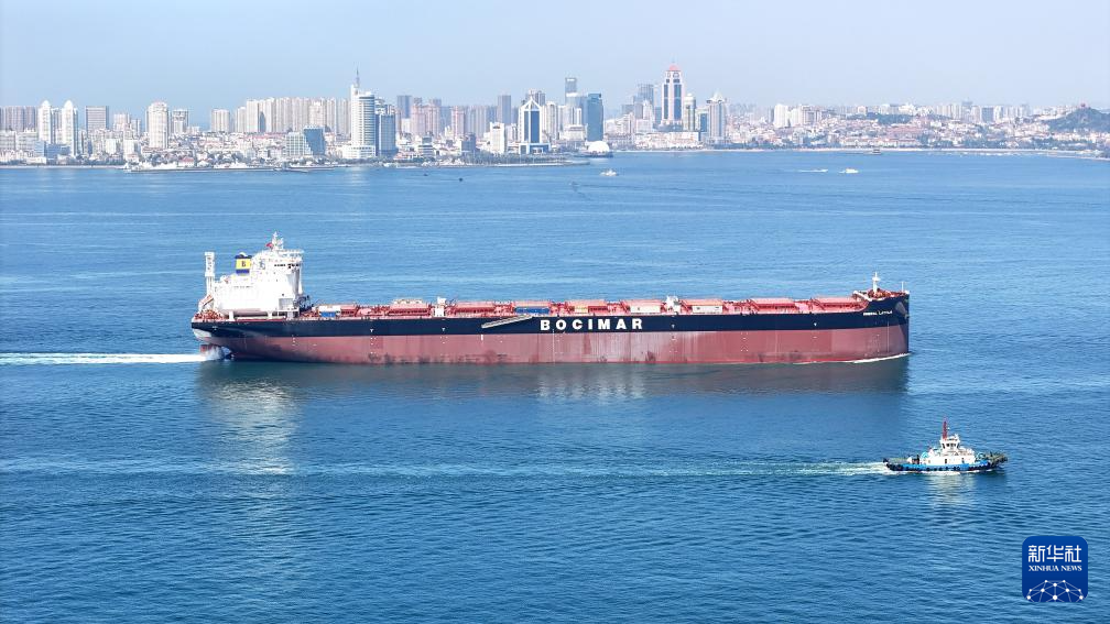 山东青岛:21万吨绿色燃料船舶启程海试