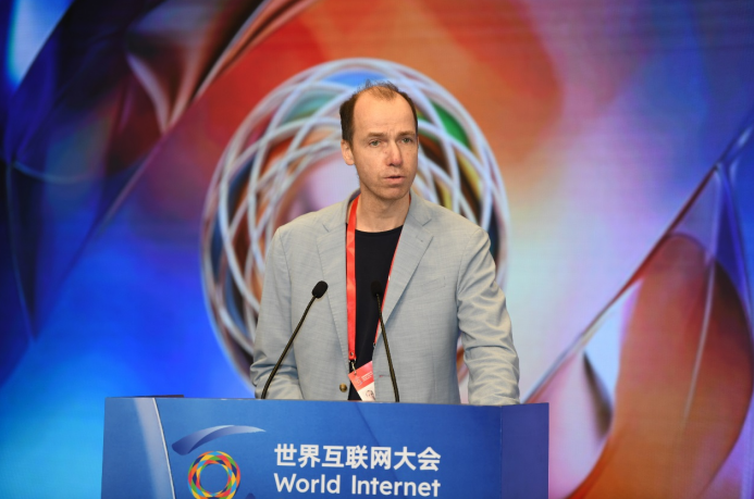 托尔斯滕·耶利内克:AI治理从“模型对齐”转向“系统对齐” 托尔斯滕·耶利内克:AI治理从“模型对齐”转向“系统对齐”