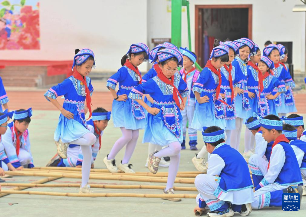 广西梧州:校园喜迎“三月三”