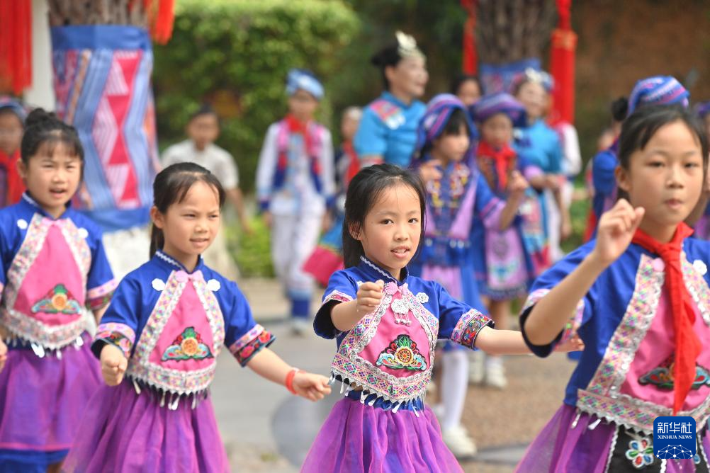 广西梧州:校园喜迎“三月三”