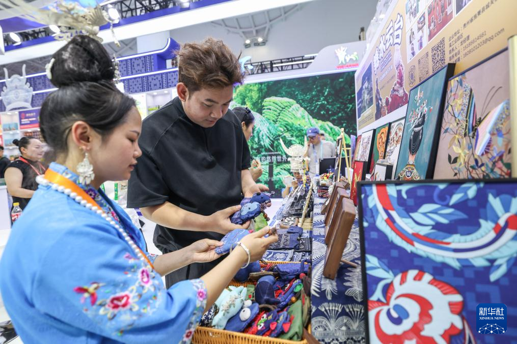 消博会上国潮焕新姿