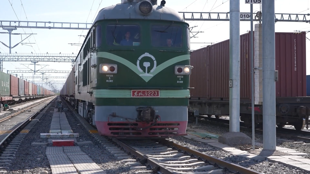 新疆霍尔果斯口岸今年通行中欧（中亚）班列突破3000列