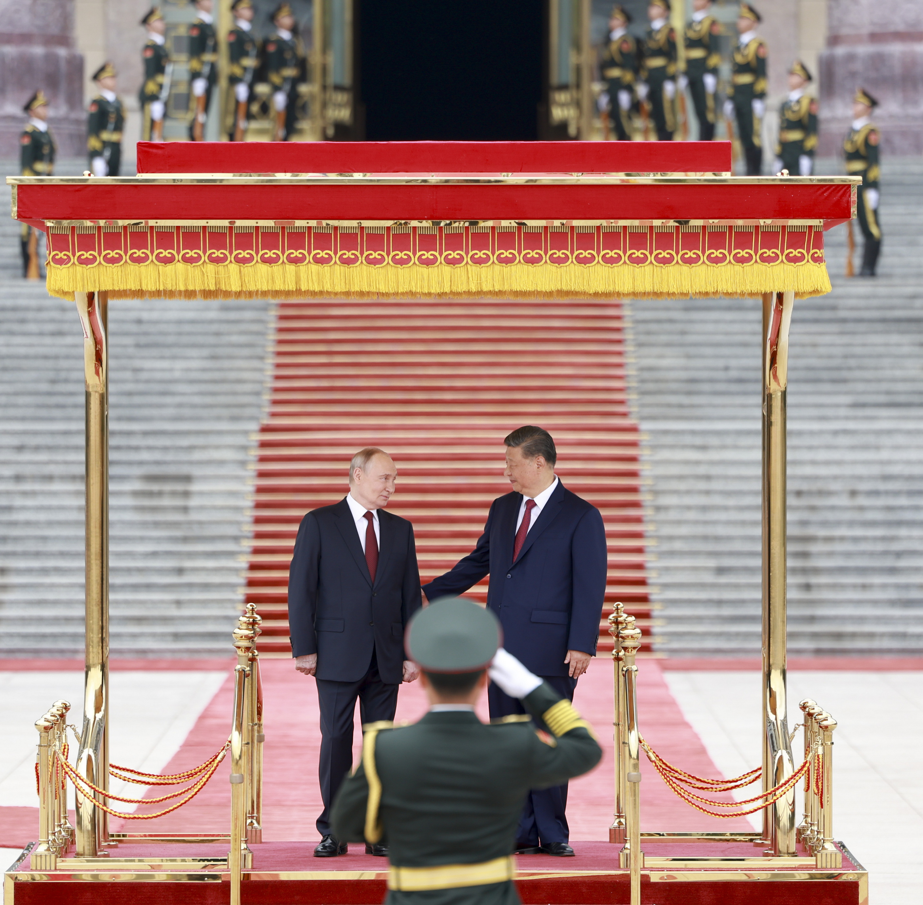 热解读|千磨更坚,乱云从容——习主席引用这三句诗诠释中俄关系 5月20日上午,国家主席习近平在北京人民大会堂东门外广场为来华进行国事访问的俄罗斯总统普京举行欢迎仪式。