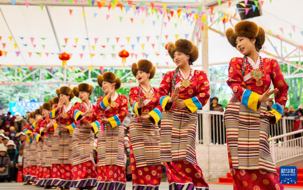 西藏各族各界干部群众庆祝西藏和平解放75周年