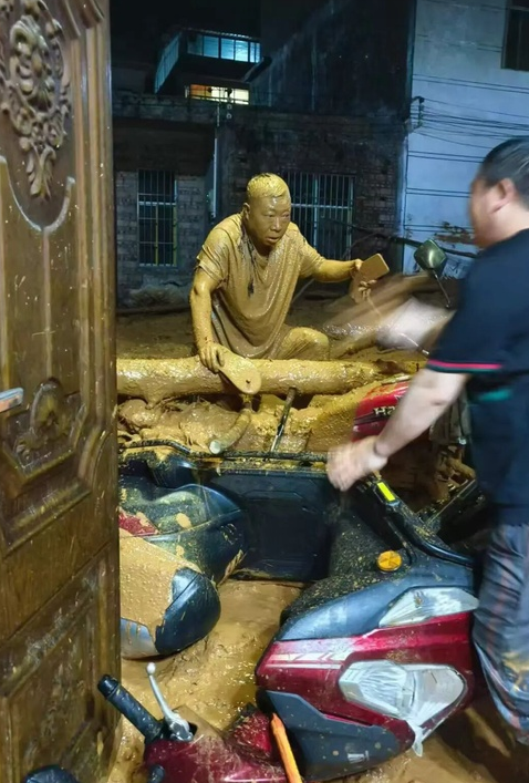 洪流中的脊梁——记奋战在抢险救灾第一线的基层干部 洪流中的脊梁——记奋战在抢险救灾第一线的基层干部