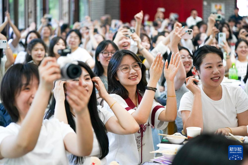 东北农业大学“上车饺子”送别毕业生