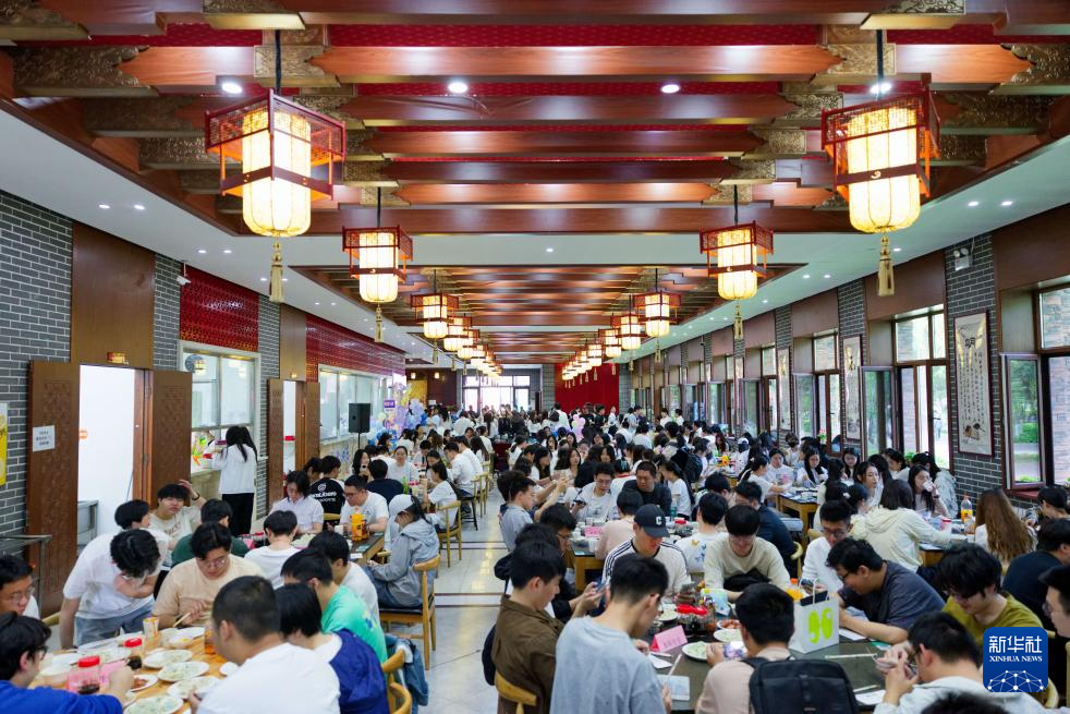 东北农业大学“上车饺子”送别毕业生