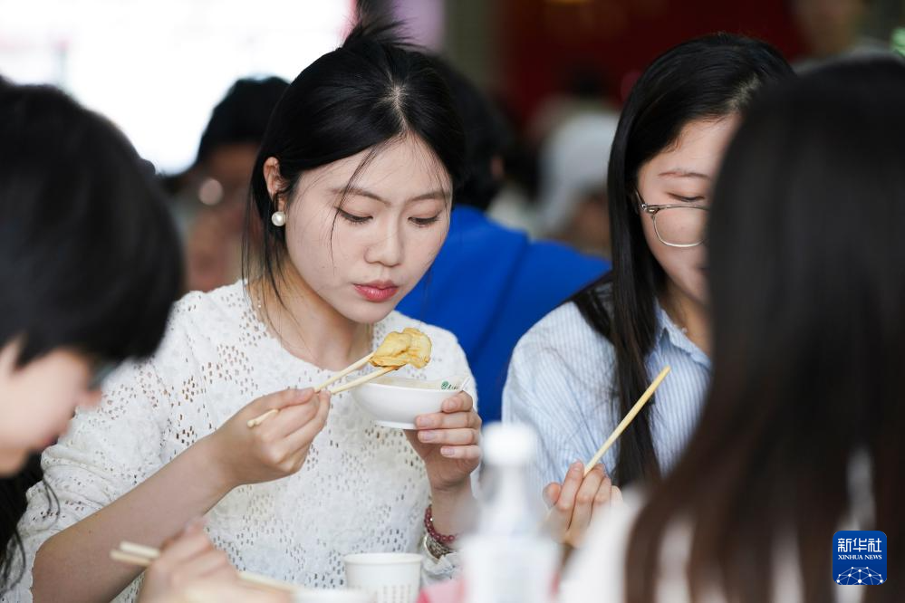 东北农业大学“上车饺子”送别毕业生