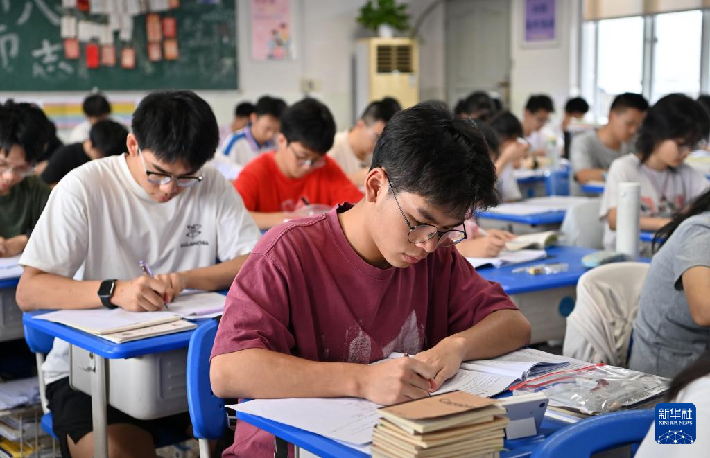 全力以赴护航高考！各地多部门联动做实做细2026年高考服务保障