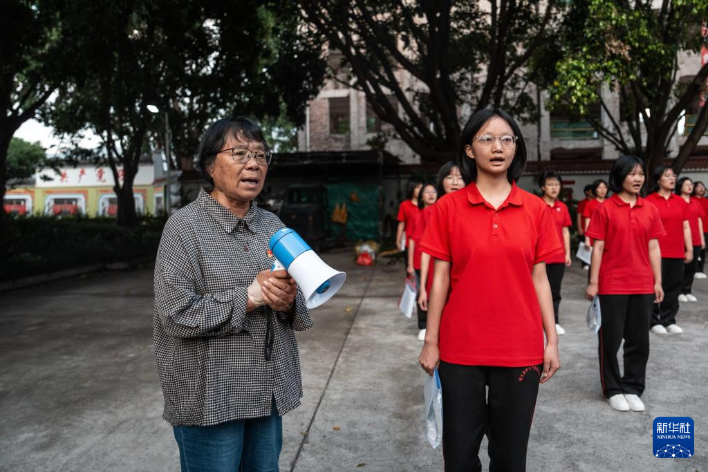 张桂梅校长连续16年送考