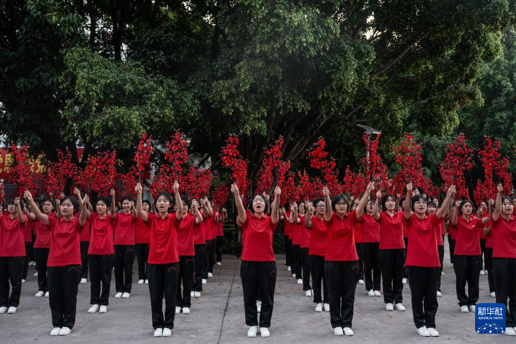 张桂梅校长连续16年送考