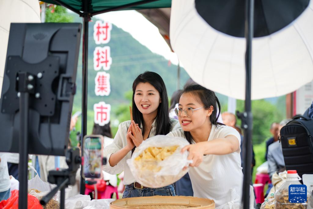 贵州“村抖”助农直播热