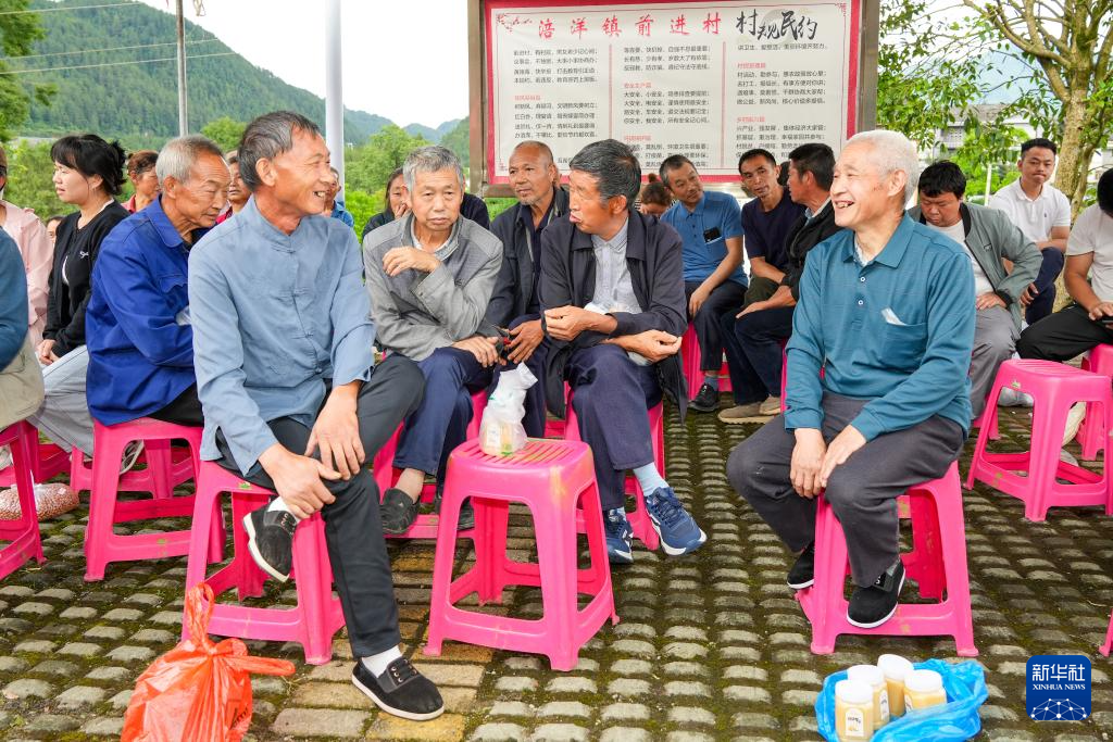 贵州“村抖”助农直播热