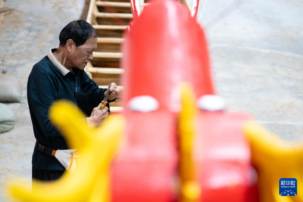 湖北秭归:打造传统木制龙舟迎端午