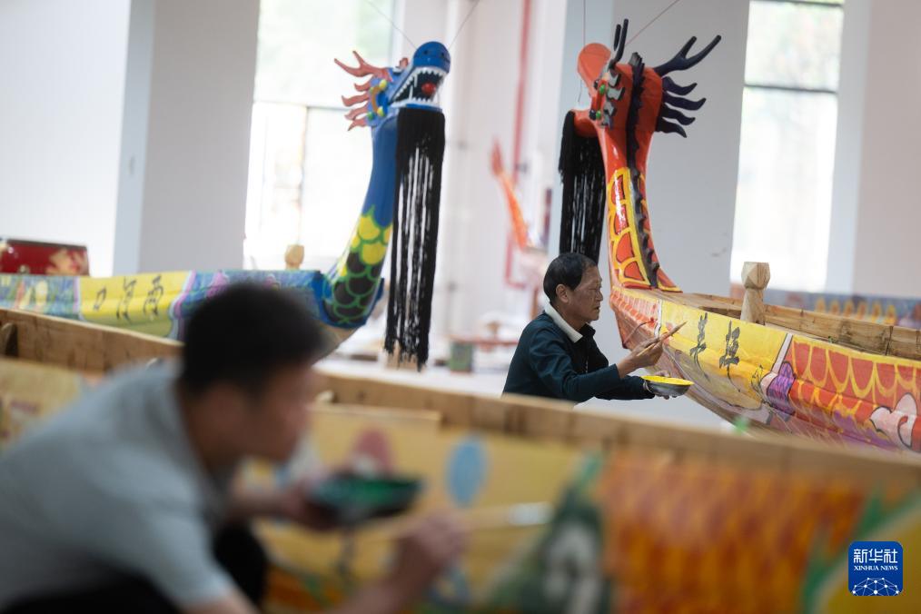 湖北秭归:打造传统木制龙舟迎端午