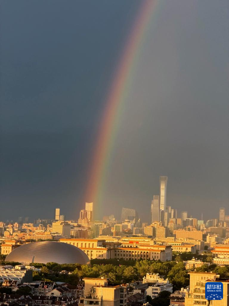 北京阵雨过后见彩虹