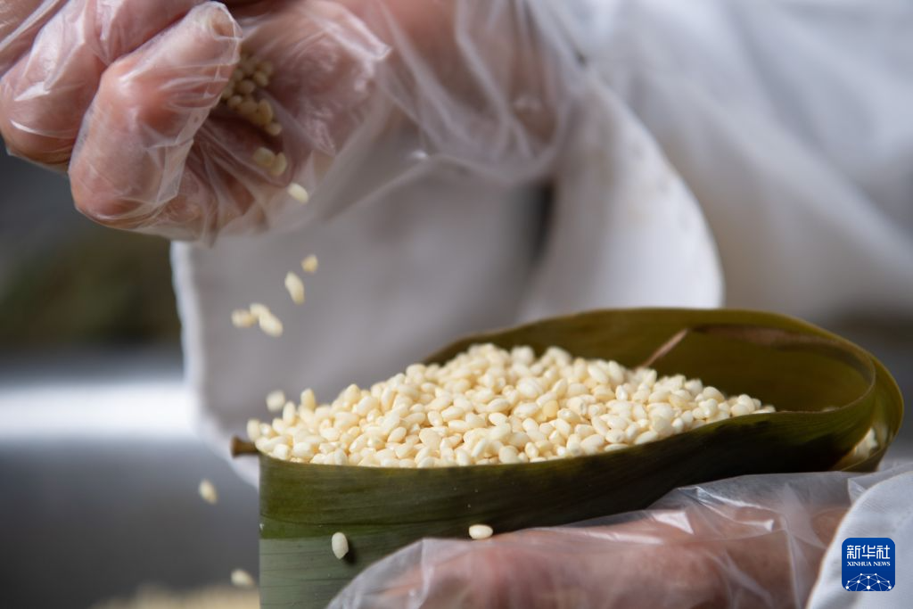 青青箬叶裹风味 缕缕粽香迎端午