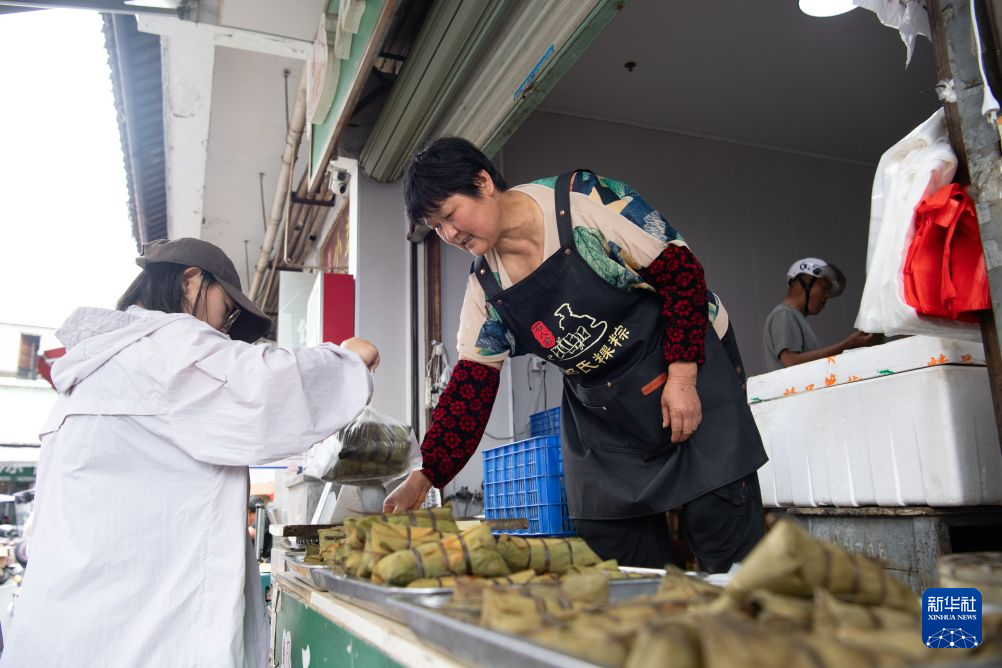 青青箬叶裹风味 缕缕粽香迎端午