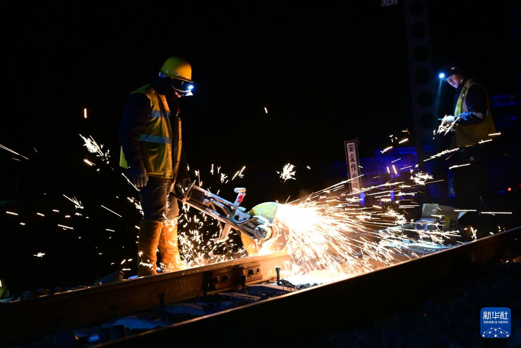 青海湖畔养路工
