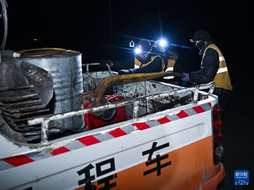 青海湖畔养路工