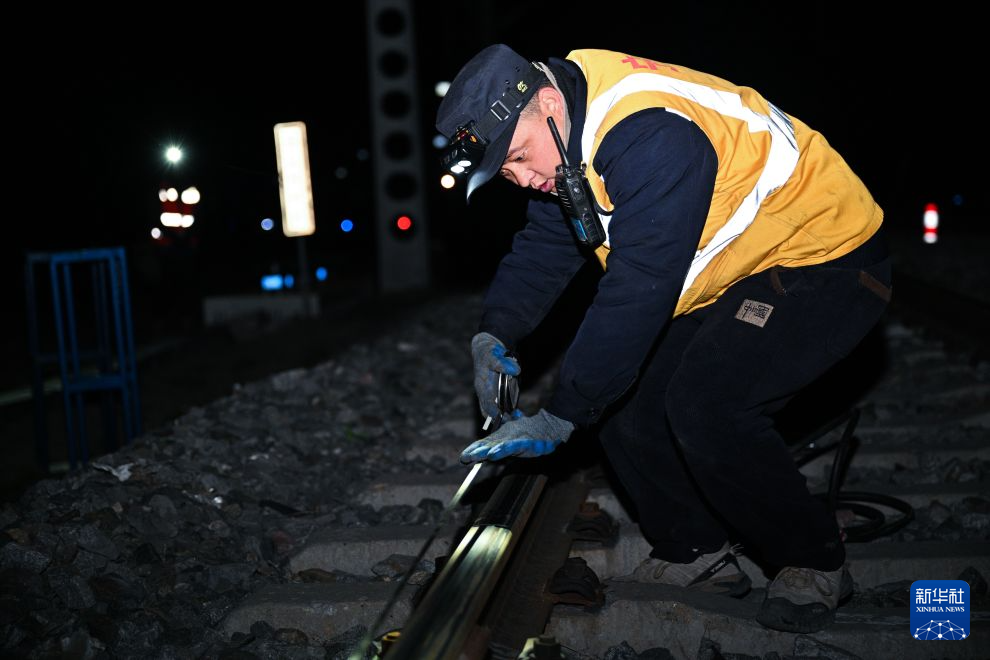 青海湖畔养路工