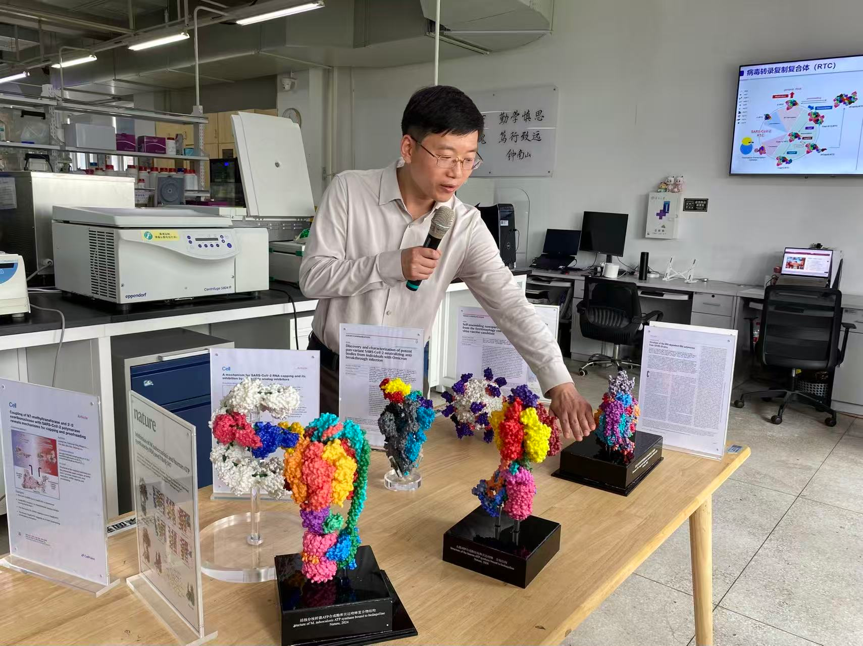 活力中国调研行|让生命“可视、可控、可创造” 南开大学全国重点实验室探访记 活力中国调研行|让生命“可视、可控、可创造” 南开大学全国重点实验室探访记