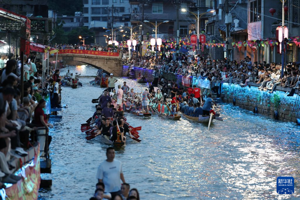 一村烟火夜龙舟