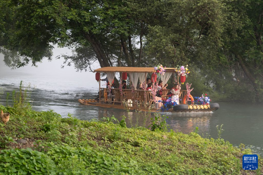 龙舟竞渡桃花潭 文旅焕新山水间