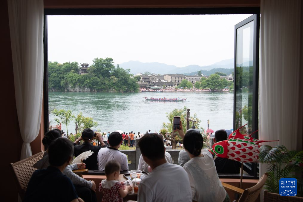 龙舟竞渡桃花潭 文旅焕新山水间