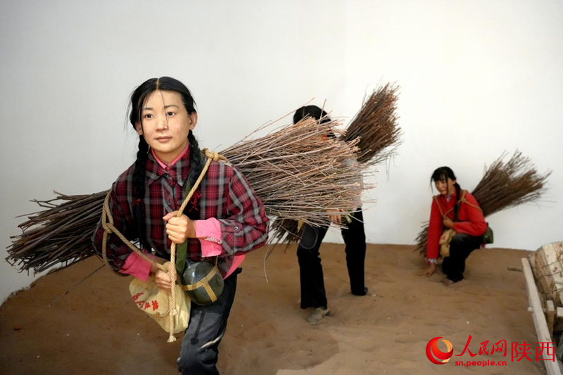 开局之年看中国丨茫茫沙海的“绿色丰碑” 补浪河女子民兵治沙连展览馆中的治沙场景模型。人民网记者 孙挺摄