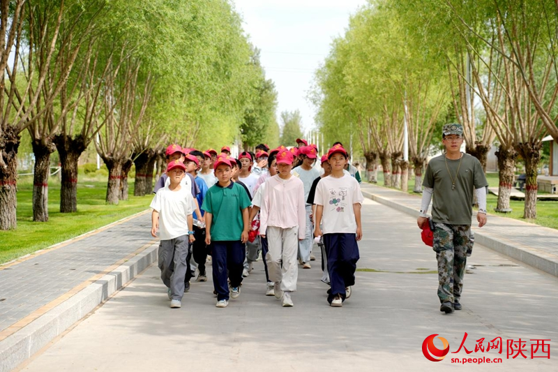 开局之年看中国丨茫茫沙海的“绿色丰碑” 青少年到补浪河女子民兵治沙连进行研学。人民网记者 孙挺摄