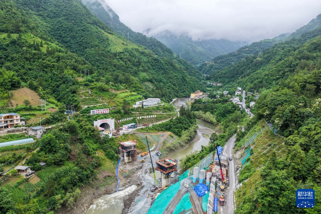 西渝高铁北屏隧道顺利贯通