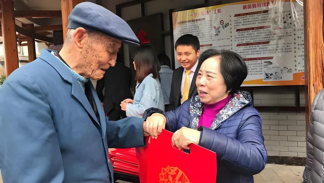 “小巷总理” 林丹：扎根基层五十载 努力让群众的诉求都有着落