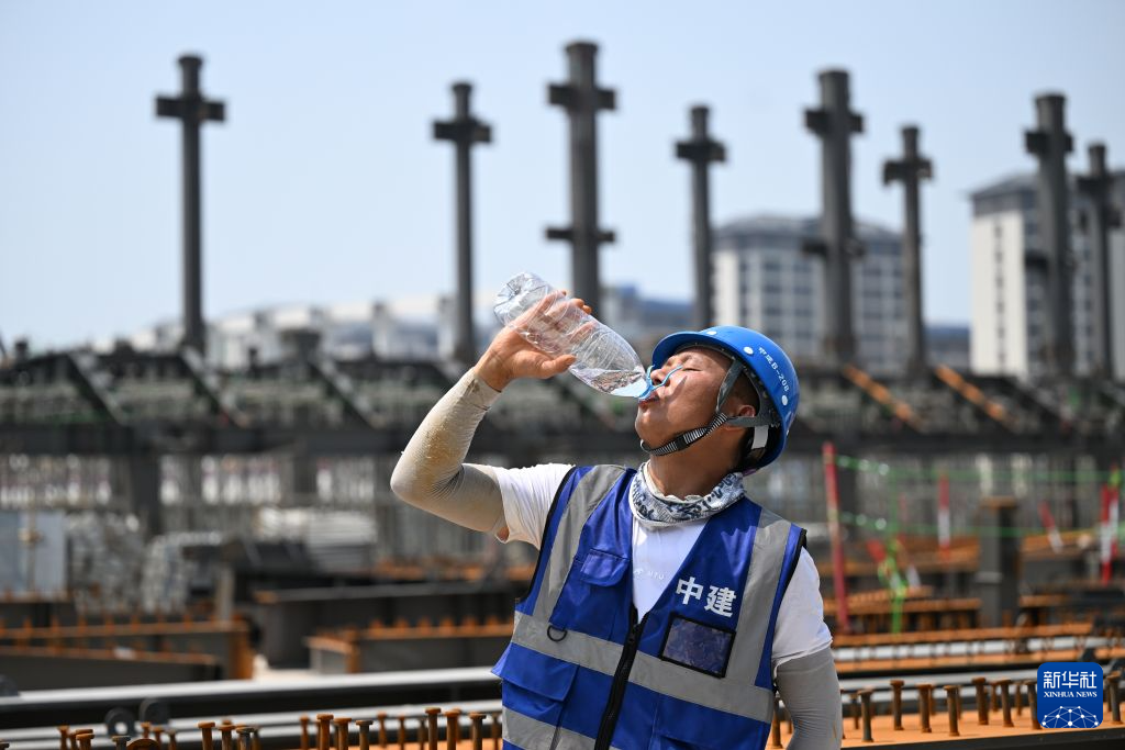 高温下的雄安建设一线