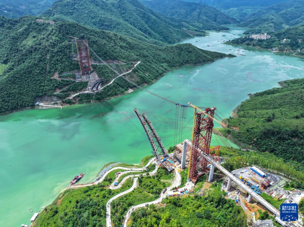 黄百铁路红水河铁路大桥拱肋吊装过半