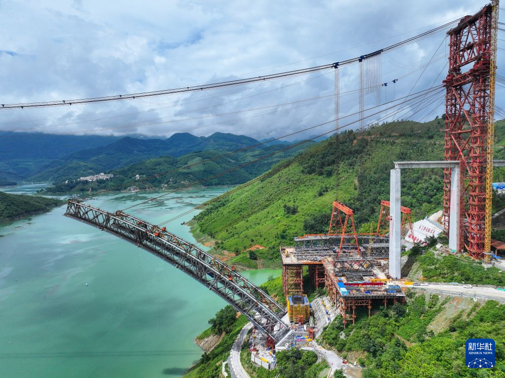黄百铁路红水河铁路大桥拱肋吊装过半