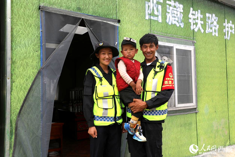 行进中国|“我们守的不是铁轨,是千千万万人回家的路” 巴桑顿珠一家三口在护路点。人民网记者 次仁罗布摄