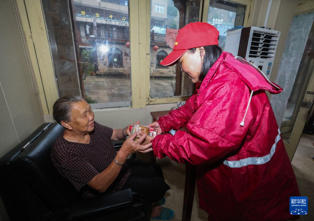 台风“巴威”带来风雨影响 多地全力部署筑牢防线