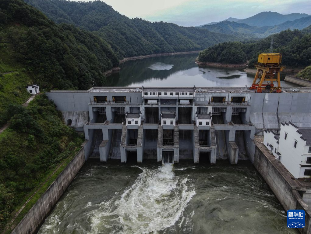 台风“巴威”带来风雨影响 多地全力部署筑牢防线