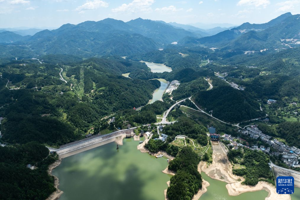 台风“巴威”带来风雨影响 多地全力部署筑牢防线