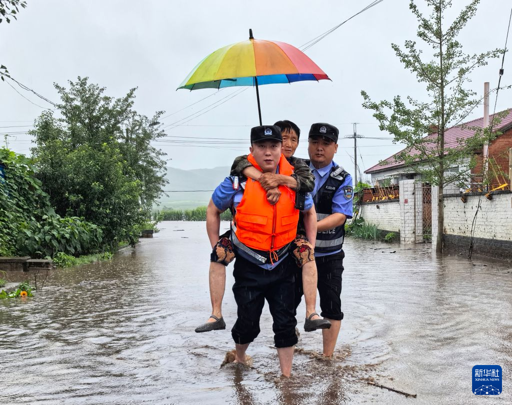 辽宁遭遇强降雨 多地转移安置群众