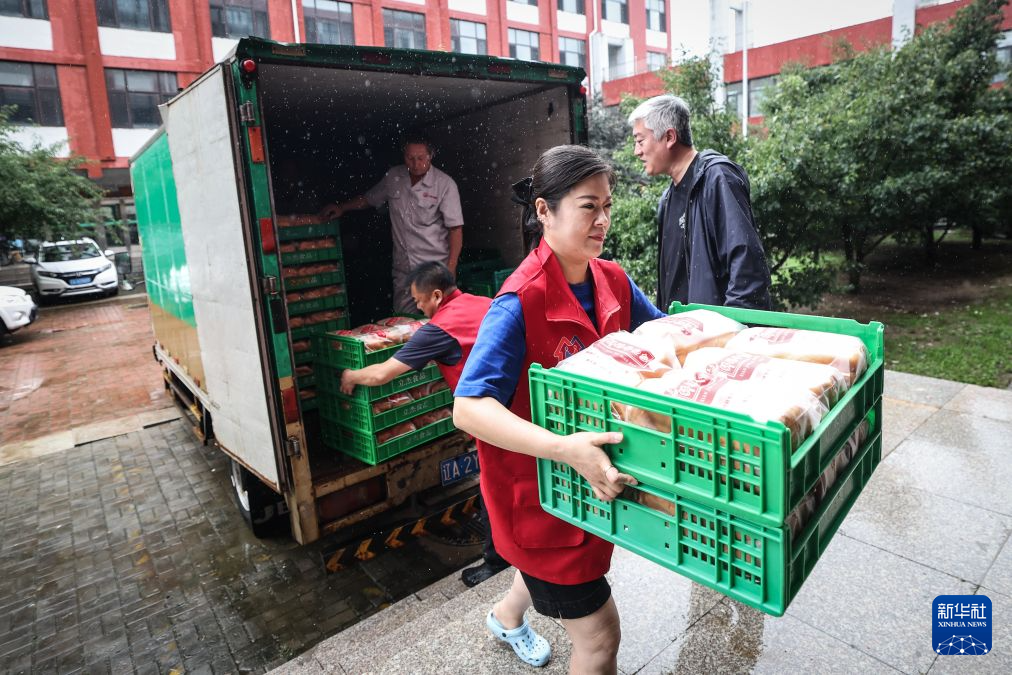 辽宁遭遇强降雨 多地转移安置群众