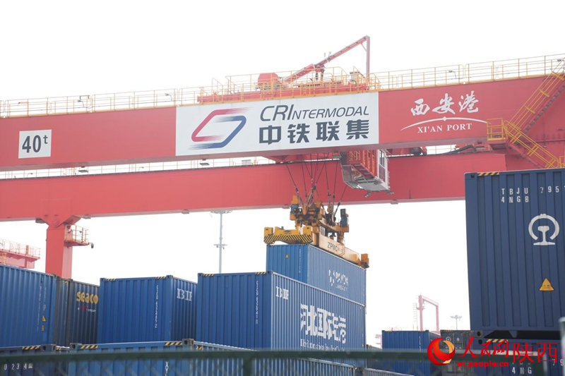 开局之年看中国 | “小快优”撬动大枢纽 西安国际港站,龙门吊正在繁忙作业。人民网记者 贾凯璐摄