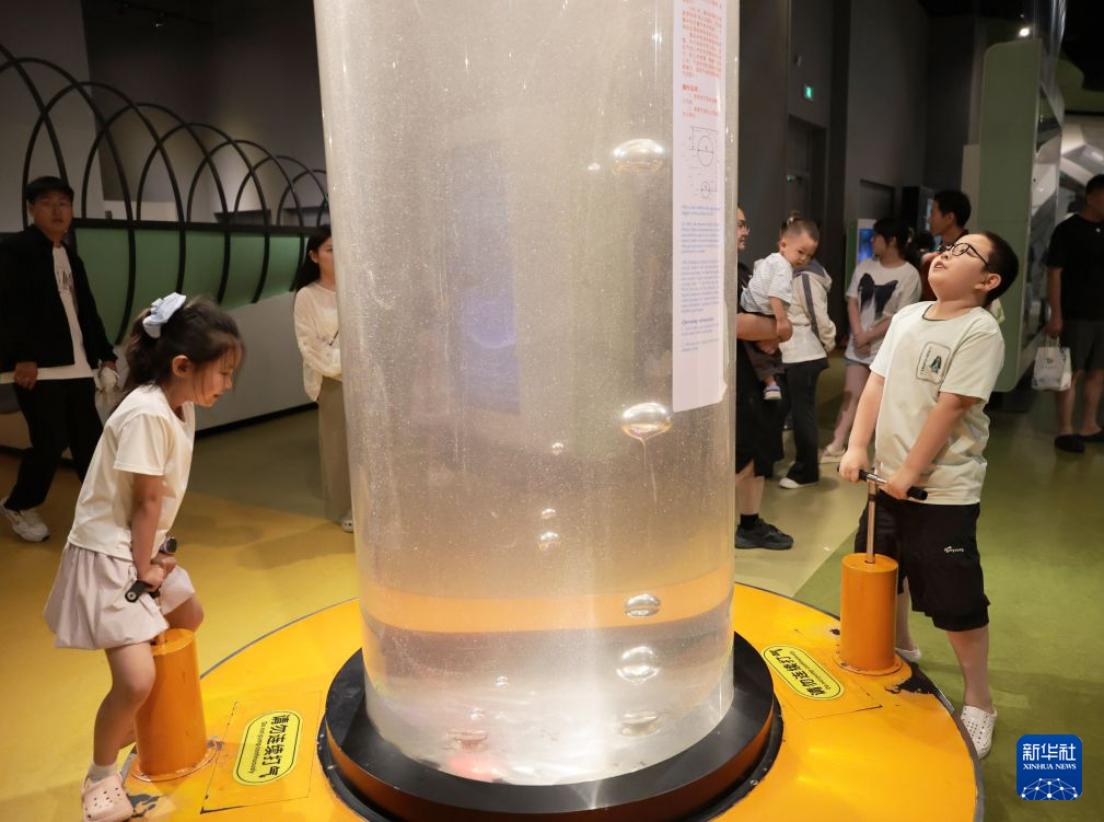 科技馆里过暑假 互动科普趣味浓