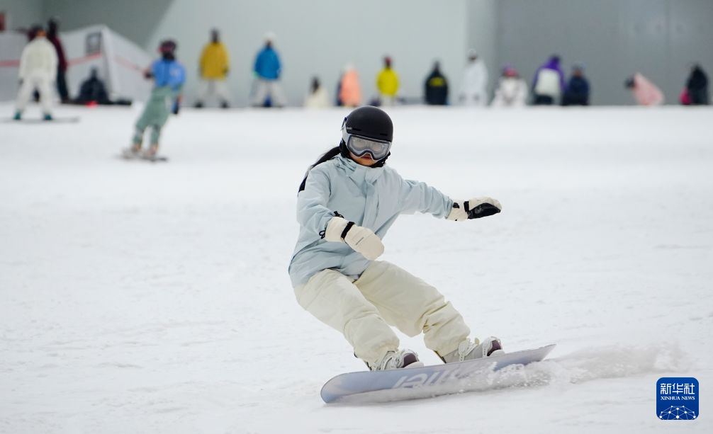 河北石家庄:夏日冰雪经济热