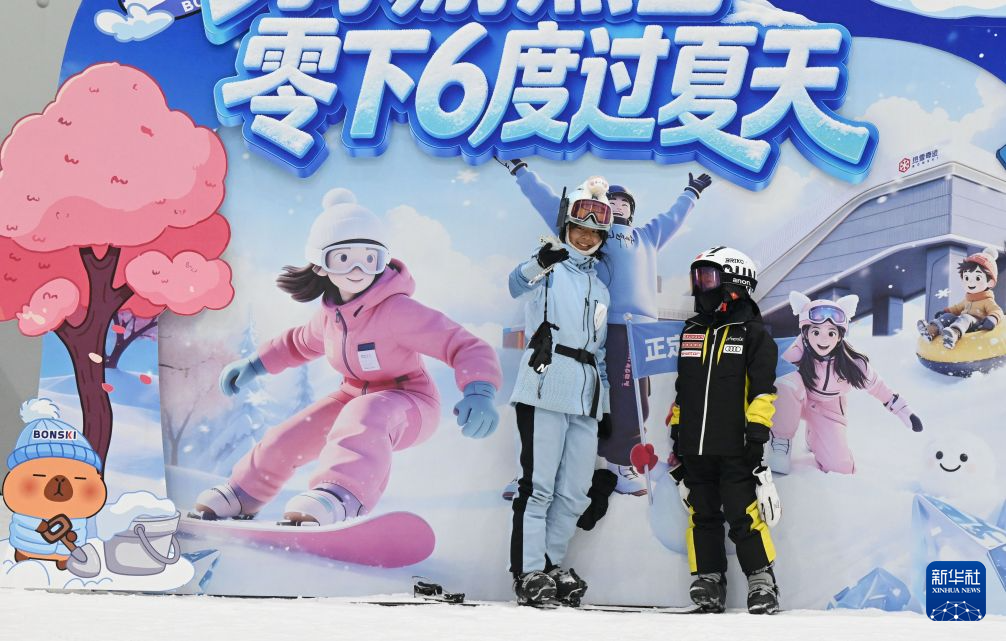 河北石家庄:夏日冰雪经济热