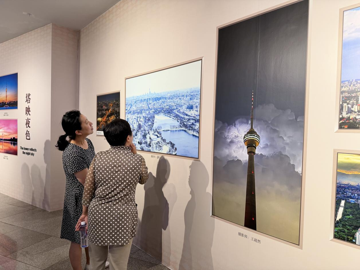 中央广播电视塔灯光亮化主题摄影展在京启动 中央广播电视塔灯光亮化主题摄影展在京启动