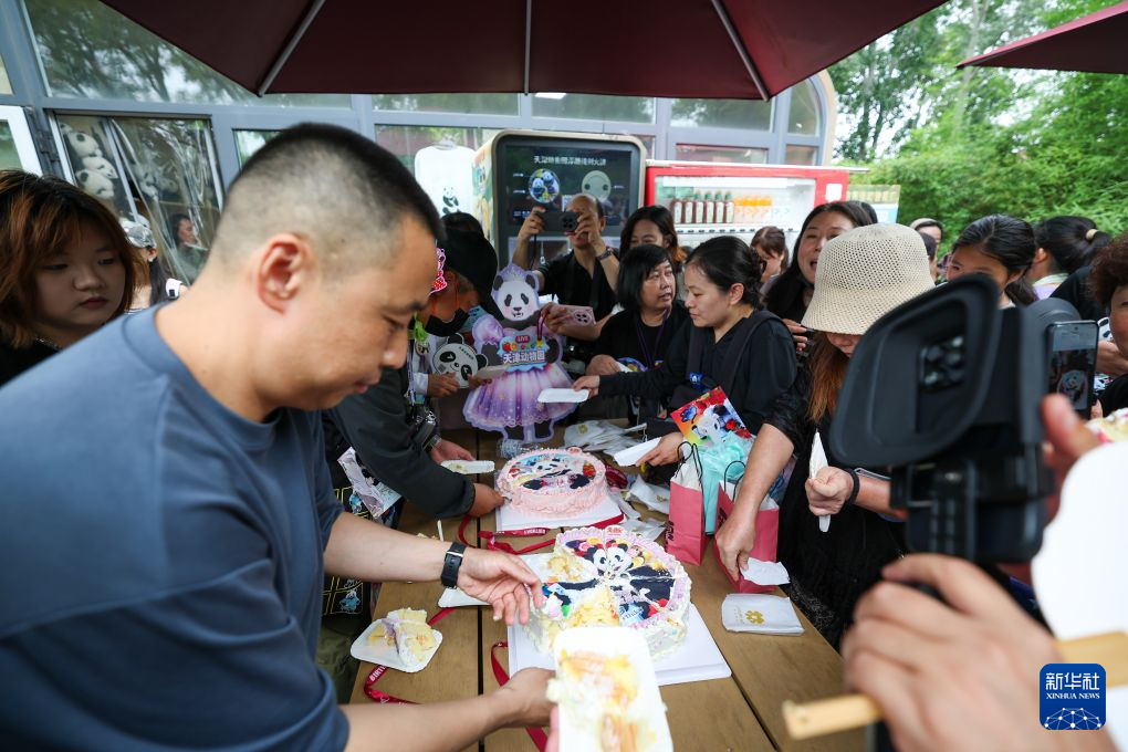 大熊猫“喜乐”迎来13岁生日