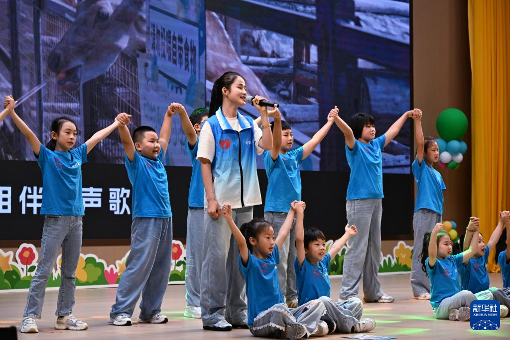 山东青岛:牵手“小候鸟” 关爱七彩童年
